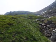 Nel canalone, verso la cima che si vede sullo sfondo.