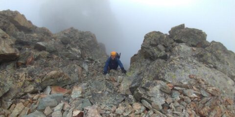 Giovanni in uscita da un torrione minore circa a metà via.