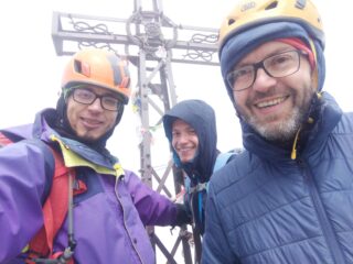 Tutta la cordata finalmente in vetta, purtroppo panorama nulla causa nuvole.