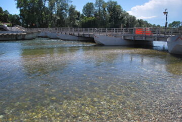 Ponte di chiatte visto sottocorrente