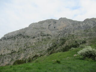 Rocce del Manco con il suo Garbo dove sotto passa il percorso.