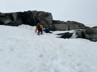 passaggio tra le rocce prima del pendio ripido