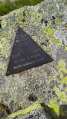 La targa del CAI di Rivarolo sulla vetta