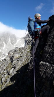 cercando la via migliore da seguire sulla cresta dell'Ermellino..