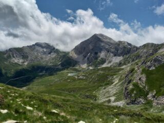Il Mongioie con sotto il Lago Raschera