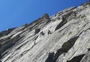 cordata svizzera sulla via a fianco