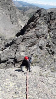 sulle placche finali appoggiate con sosta per doppia a lato..salendo..