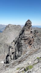 dalla forcola del vallone con il dente ormai alle spalle..sullo sfondo il becco alto del Piz..
