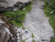 Corda fissa sulla cascata e placca con bolli gialli nell'avvicinamento