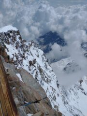 i pendii finali visti dalla capanna Margherita. Si esce sulla calotta, dove si vede un alpinista