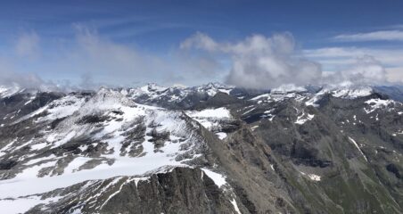 Spaziando verso nord, ben riconoscibile la Grand Combin.