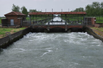 Il secondo barraggio e la presa della Roggia Busca visti dal ponte per la tenuta Gargarengo.