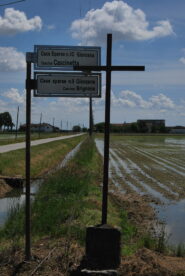 Il bivio dove si lascia la strada asfaltata Casalgiate-Gionzana per la Cascinetta e la Roggia Biraga
