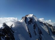 Cresta nevosa per arrivare in cima 