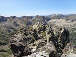 la punta, dietro la Madonnina, si scende subito a dx
