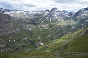 Vista scendendo da Col Fussy: sulla sinistra Lago Miserin, al centro Bec Costazza e sulla sua destra Finestra di Champorcher