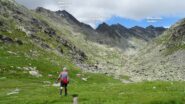 Dal rifugio si sale verso la Comba des Usselettes.
