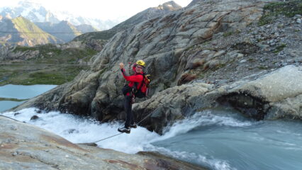 Attraversamento del ponte a due cavi, attrezzato da poco.