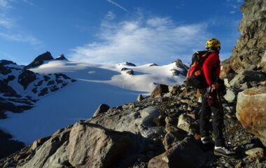 Salendo verso il ghiacciaio con panorama top sul gruppo del Rutor.