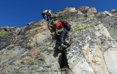 Il traverso di II+ del facile tratto chiave con buoni appigli.