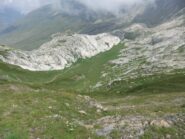 Dalla Cima delle Colme Est il vallone erboso da cui si passa 