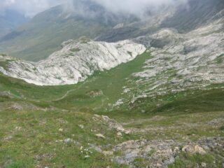 Dalla Cima delle Colme Est il vallone erboso da cui si passa 