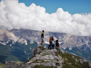 A metà salita, sguardo verso la val Badia