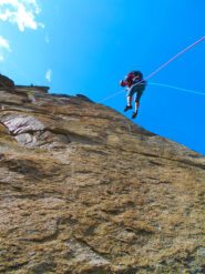 180 mt. nel vuoto.. La prima delle 3 doppie da 60 mt. sulla bastionata bassa per raggiungerne la base.  La bastionata alta in cui viene effettuata la 1a doppia (anch'essa da 60 mt. esatti) è separata dalla bastionata bassa da una grande cengia erbosa. Per proseguire con la seconda parte della discesa, bisogna raggiungere a piedi (avvalendosi di una corda fissa) la sosta 7 di -Sole d'Autunno- e/o sosta 9 di -il Volo del Gipeto- posizionata al disotto di una pianta sradicata appoggiata ad un roccione..   