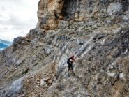 Patty sulla lunghissima cengia che atttraversa tutta la montagna