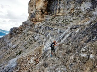 Patty sulla lunghissima cengia che atttraversa tutta la montagna