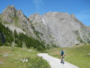 l'arrivo al Colle del Preit, sullo sfondo il ripido canalone della Cima Ovest del Monte Cassorso