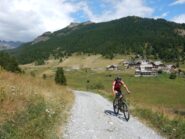 Sulla sterrata che da Soulieres conduce al lac de Roue