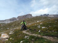 Mattia nei facili tornanti sotto il colle