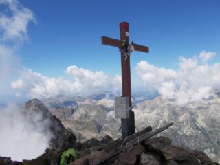 la nuova croce  sulla vetta principale