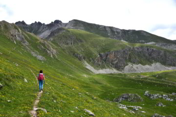 Salendo verso il Colle di Rui - Sullo sfondo la Costa Fissela