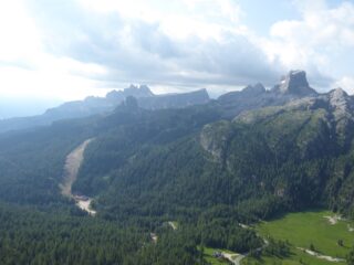 Vista verso le Cinque Torri e la Croda da Lago.