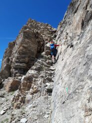 La cengia-canale da percorrere per arrivare alla spalla 