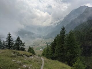 Scendendo verso la conca  del pra
