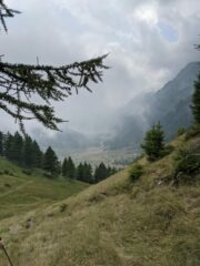 Scendendo dalle barricate verso la conca del pra