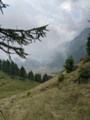 Scendendo dalle barricate verso la conca del pra