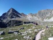 L'arrivo al bivacco Bonfante. Sullo sfondo ovviamente lui, il Chersogno.