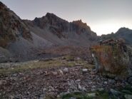 Indicazioni sul grosso masso difronte al bivacco Bertoglio,sulla sx il pendio detritico del colle di Meano.