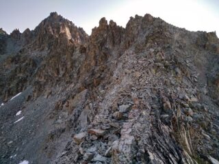 Lo sviluppo della cresta vista dal colle.