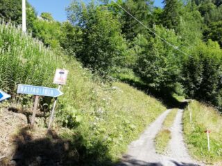 l'inizio dello sterrato dove si separa dalla provinciale