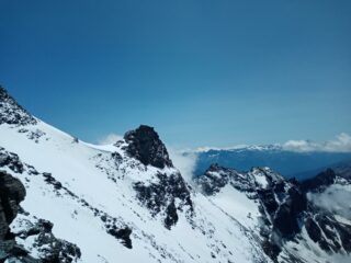 Mirabile visione del bivacco Musso dal Col du Meitin