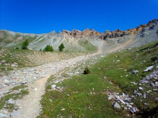 Sulla dx il Canale per Passo des Rosseau (in terra rossa)