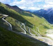La successione di tornanti sotto lo Stelvio, vista dal passo.