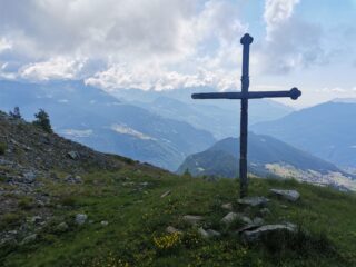 La croce posta poco prima del colletto verso la Becca