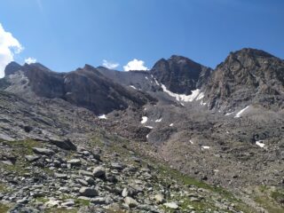 Severa parete del Mongioia con la pietraia sottostante da attraversare