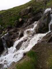 L'attraversamento del primo torrente (prima del bivacco forestale)
